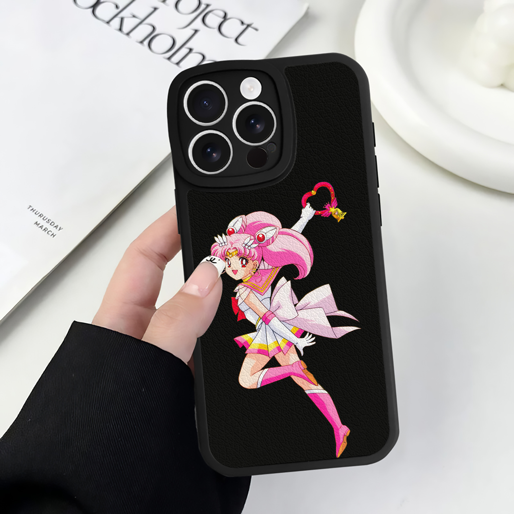 （画像用） 美少女戦士セーラームーン ちびうさ Sailor Moon Chibiusa Tsukino Usagi Small Lady Serenity 【iPhone 16シリーズ対応】シリコンスマホケース（レザー調） 材質：シリコン
